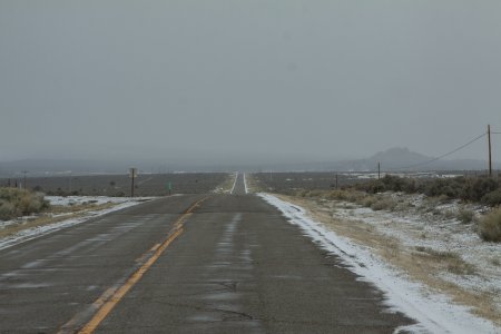 Een leeg stuk New Mexico met de laatste sneeuw